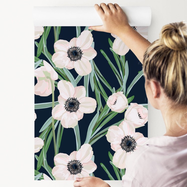 Tapeta Kwiaty - Zawilec Na Ciemnym Tle