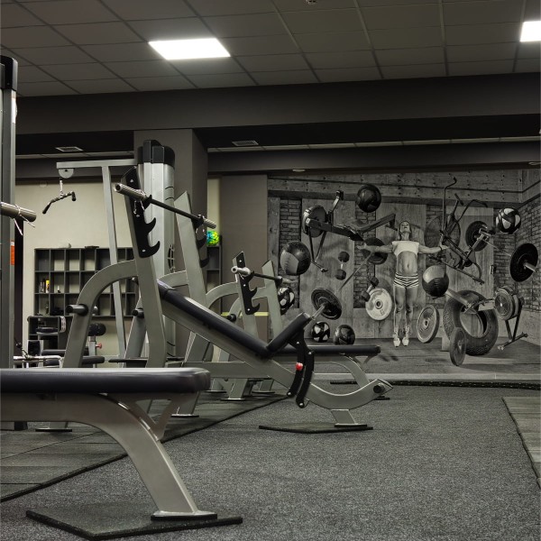 Fototapeta Kobieta Lewitująca Między Sprzętem Sportowym
