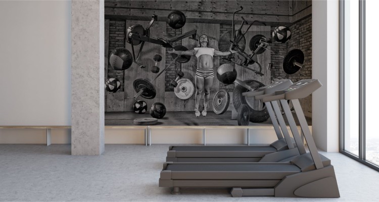 Fototapeta Kobieta Lewitująca Między Sprzętem Sportowym