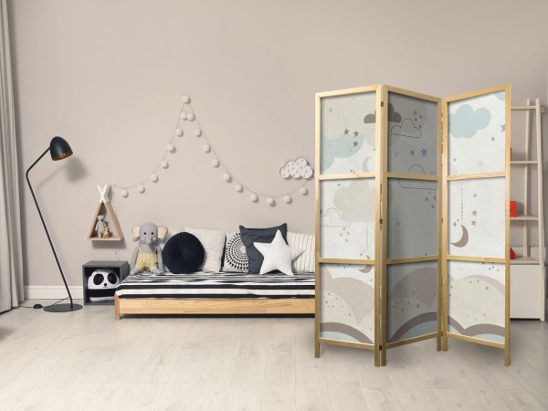 Parawan japoński - Pochmurne nocne niebo - Księżyce w brązach i beżach pośród licznych chmur oraz gwiazdek na jasnym tle