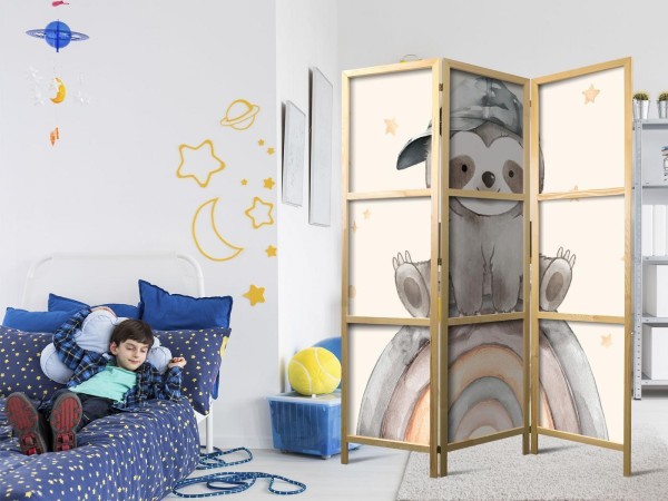 Parawan japoński - Szczęśliwy leniwiec - Leniwiec w stonowanych kolorach - w czapce z daszkiem - siedzący na tęczy wśród gwiazdek