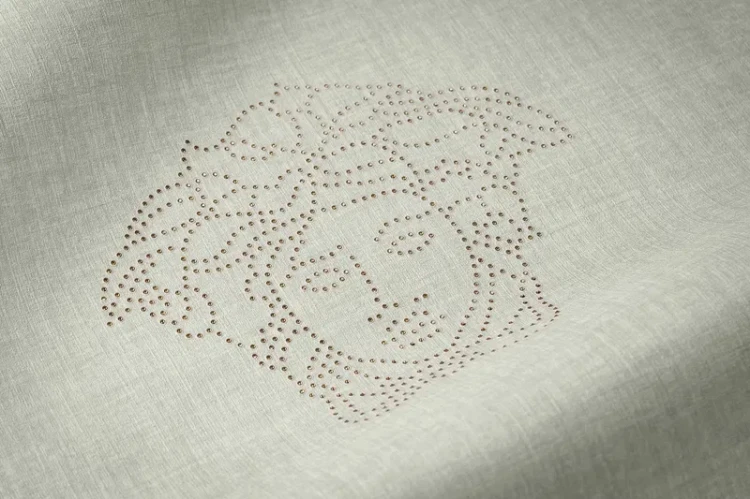 VERSACE – Panel mit echten Stofffasern und Perlenverzierung mit Medusa-Motiv – Weiß, Grau_0004.webp